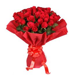 send 50 pcs red roses in bouquet to dhaka